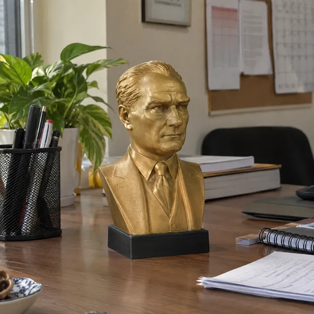 Ofis masasında Atatürk büstü